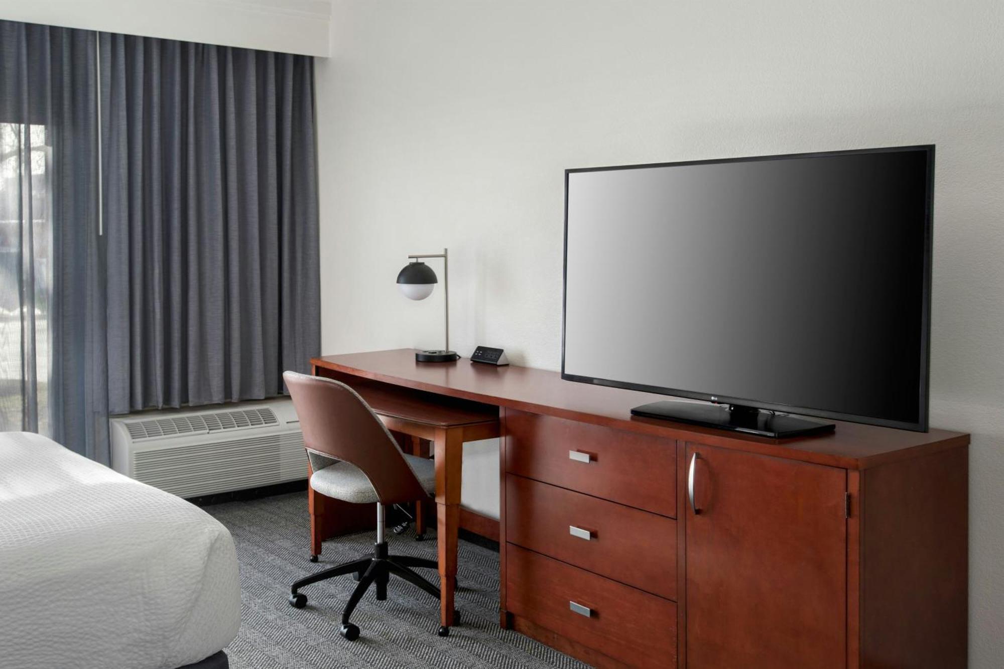 Courtyard By Marriott Silver Spring North/White Oak Экстерьер фото