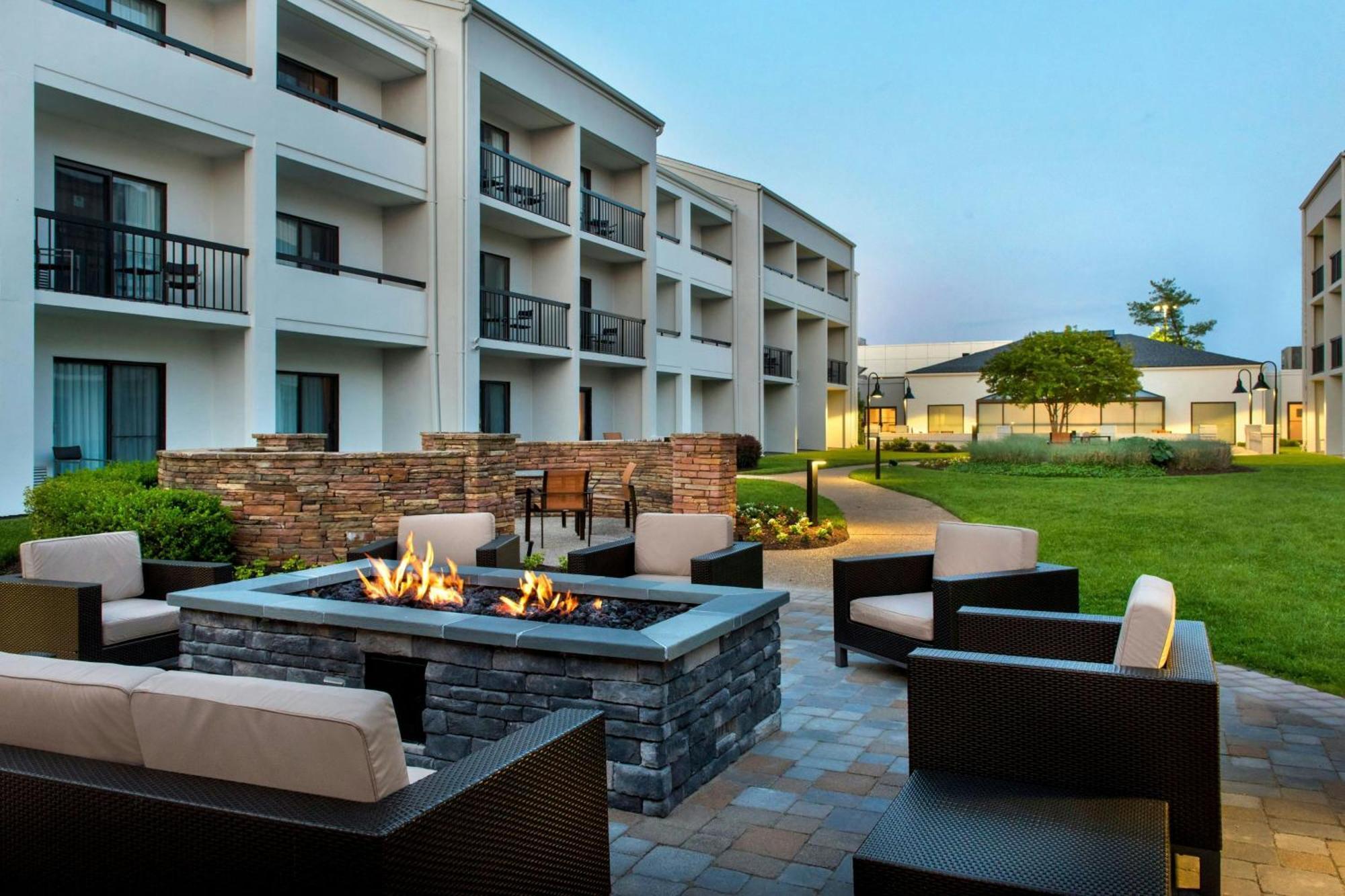 Courtyard By Marriott Silver Spring North/White Oak Экстерьер фото