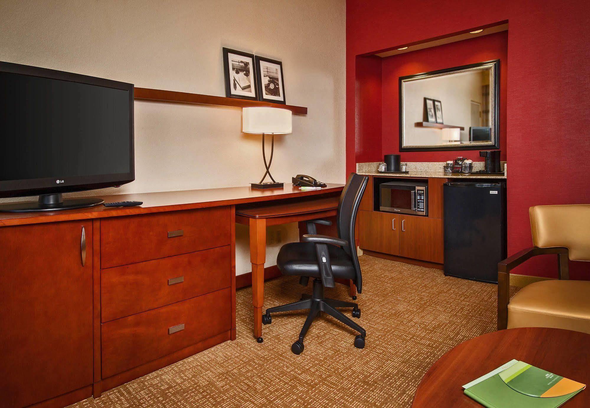 Courtyard By Marriott Silver Spring North/White Oak Экстерьер фото